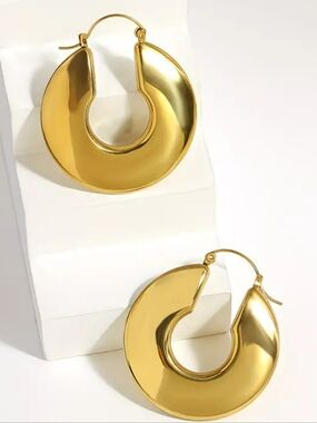 Chucky gold hoop earrings; 1.57" round; nwot